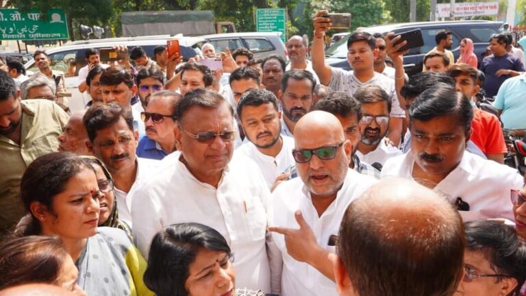 Chinhat में हुए Gang rape की पीड़िता एवं उसके परिजनों से मिलने पहुंचे Congress के नेता Avinash Pandey एवं Ajay Rai