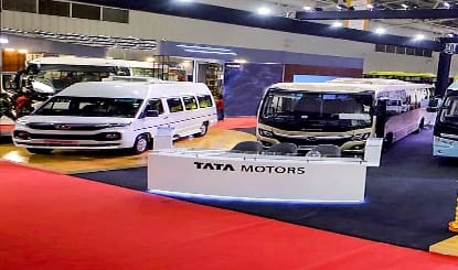 Tata Moters टाटा मोटर्स कमर्शियल व्हीकल्स लिमिटेड (TMCVL), जो टाटा मोटर्स के कमर्शियल व्हीकल बिज़नेस की नई कंपनी है, आज इंडियन स्टॉक एक्सचेंज में लिस्ट हो गई। इसके शेयर BSE और NSE पर ट्रेडिंग के लिए उपलब्ध हैं। टाटा मोटर्स का डीमर्जर 1 अक्टूबर, 2025 से लागू हो गया है, और अब कमर्शियल और पैसेंजर व्हीकल बिज़नेस अलग-अलग कंपनियों के तौर पर ट्रेड करेंगे।
उपलब्ध जानकारी के अनुसार, TMCVL के शेयर NSE पर ₹335 और BSE पर ₹330.25 पर लिस्ट हुए, जो इसकी अनुमानित कीमत से लगभग 26-28% ज़्यादा है। शुरुआती ट्रेडिंग में स्टॉक ₹346.75 के हाई पर भी पहुंचा। कुल 368 करोड़ इक्विटी शेयर अब 'TMCVL' टिकर के तहत ट्रेड हो रहे हैं और पहले 10 ट्रेडिंग सेशन के लिए ट्रेड-फॉर-ट्रेड सेगमेंट में रहेंगे।
यह ध्यान देने वाली बात है कि टाटा मोटर्स ने अपने बिजनेस को दो सेगमेंट में बांट दिया है - पैसेंजर व्हीकल्स (TMPV) और कमर्शियल व्हीकल्स (TMCV)। डीमर्जर के तहत, जिन निवेशकों के पास 14 अक्टूबर, 2025 की रिकॉर्ड डेट तक शेयर थे, उन्हें एक के बदले एक TMCVL शेयर मिलेंगे। TMPV के शेयर पहले से ही लगभग ₹400 पर ट्रेड हो रहे हैं।
एनालिस्ट्स के अनुसार, कमर्शियल व्हीकल सेगमेंट का FY25 में रेवेन्यू लगभग ₹75,000 करोड़ और EBITDA लगभग ₹8,800 करोड़ था, जो लगभग 11.8% का मार्जिन दिखाता है। TMCVL का मार्केट कैपिटलाइजेशन ₹1.2 लाख करोड़ से ज़्यादा होने का अनुमान है, जबकि TMPV की वैल्यू ₹1.5 लाख करोड़ के करीब है। दोनों का मिलाकर वैल्यूएशन ₹2.7 लाख करोड़ से ज़्यादा है, जो उनके डीमर्जर से पहले की वैल्यू से 12% ज़्यादा है।
एक्सपर्ट्स का मानना है कि यह बंटवारा निवेशकों के लिए फायदेमंद होगा, क्योंकि अब दोनों एंटिटीज़ अपनी स्ट्रेटेजी और ऑपरेशंस पर स्वतंत्र होंगी। TMCVL को भारत के इंडस्ट्रियल और लॉजिस्टिक्स सेक्टर में अपने विस्तार से फायदा होने की उम्मीद है, जबकि TMPV इलेक्ट्रिक व्हीकल्स और जगुआर-लैंड रोवर ब्रांड के ज़रिए घरेलू और इंटरनेशनल मार्केट में अपनी ताकत बनाए रखेगी।
कुल मिलाकर, टाटा मोटर्स का यह डीमर्जर और TMCVL की लिस्टिंग निवेशकों के लिए नए वैल्यू क्रिएशन के मौके लाती है और इसे भारतीय ऑटोमोबाइल इंडस्ट्री में एक महत्वपूर्ण डेवलपमेंट माना जा रहा है!