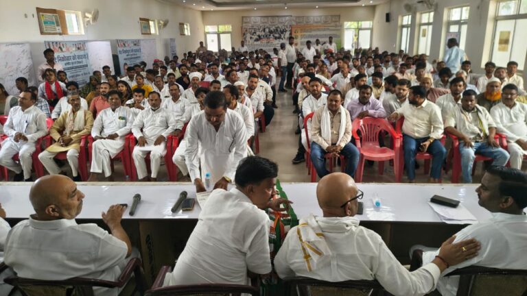 बरेली, लखीमपुर, सीतापुर आदि जनपदों से आये सैंकड़ों की संख्या में लोगों ने कांग्रेस पार्टी की सदस्यता ग्रहण की